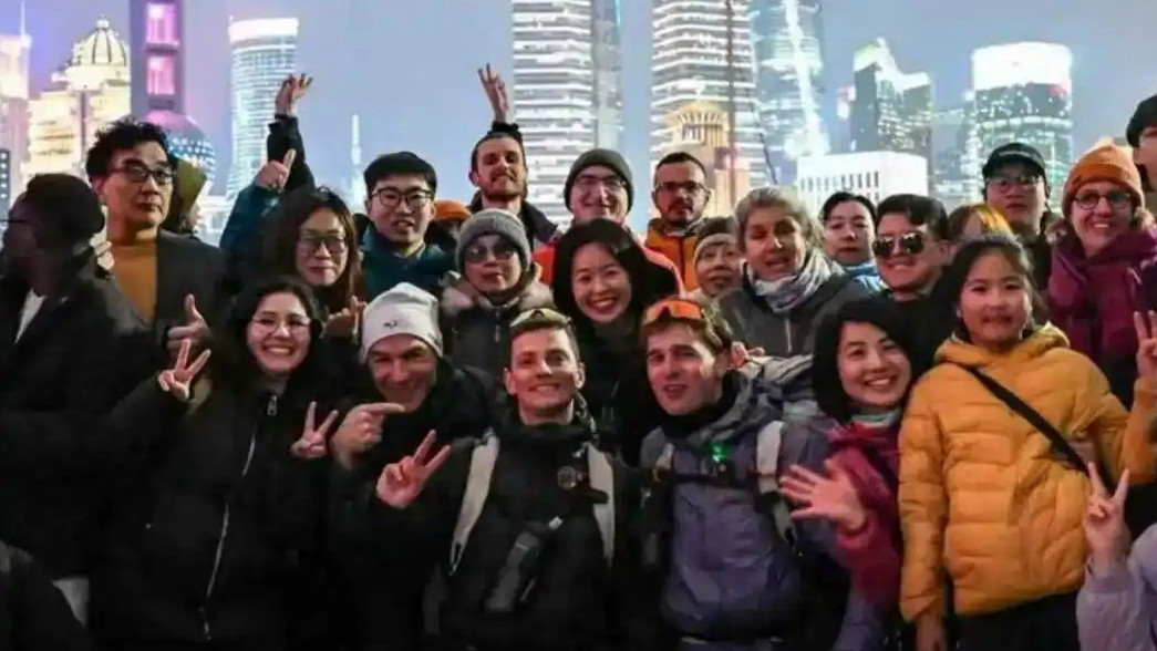 俩法国小伙辞职走路到中国 耗时2年