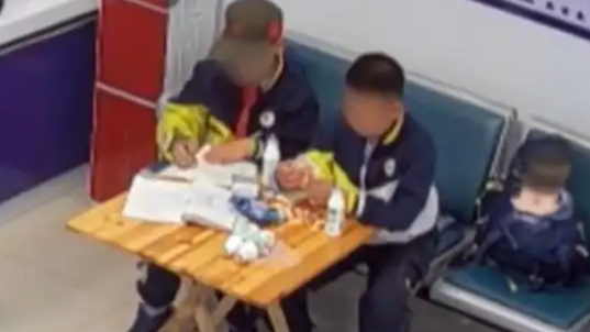 俩男孩到派出所休息被投喂后主动干活