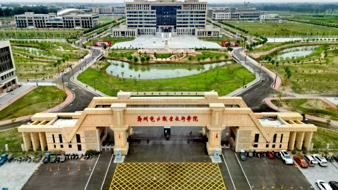 校领导要求学生为其子女投票被免职