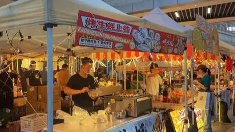  大学生涌入“卷”疯的摆摊赛道