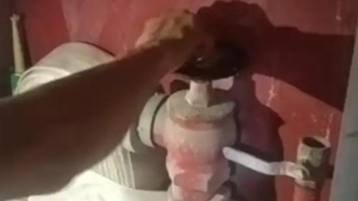 双胞胎火灾遇难 楼道消防栓被指无水