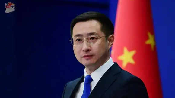 女子扶摔倒环卫工反被对方责骂