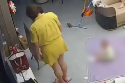   女子因称出130斤生气一脚踩爆体重秤 缩略图