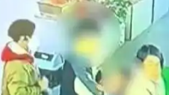 爸爸低头玩手机孩子冲上马路被撞