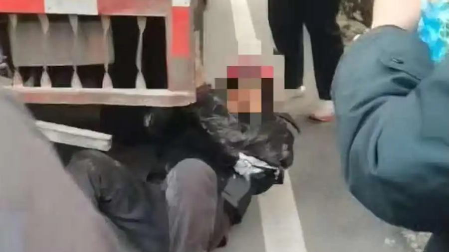 货车将老人卷车底 后车追赶截停救人
