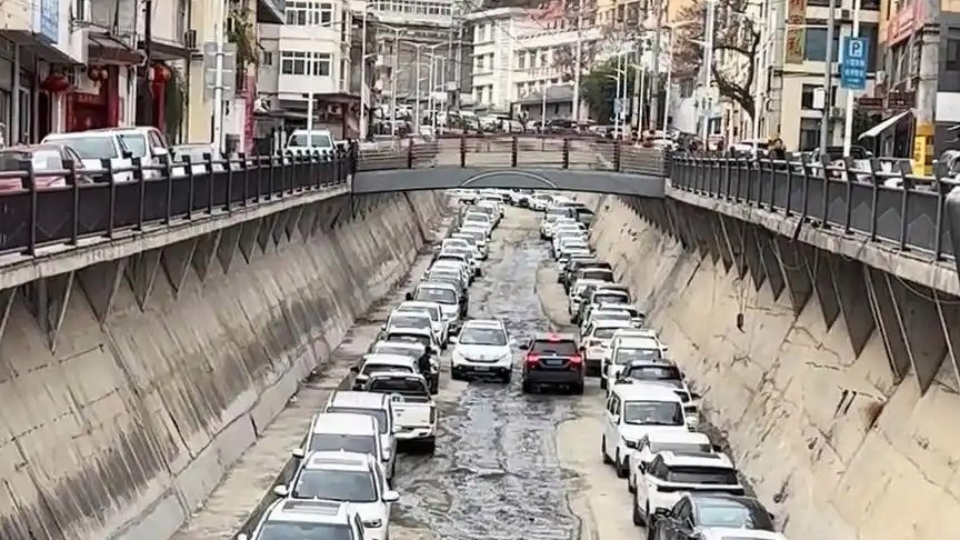  旅游人数暴涨 车辆扎堆停在排洪沟