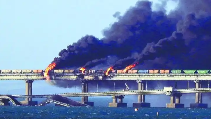 克里米亞大橋?yàn)楹卫媳粸踯姸⑸? title=