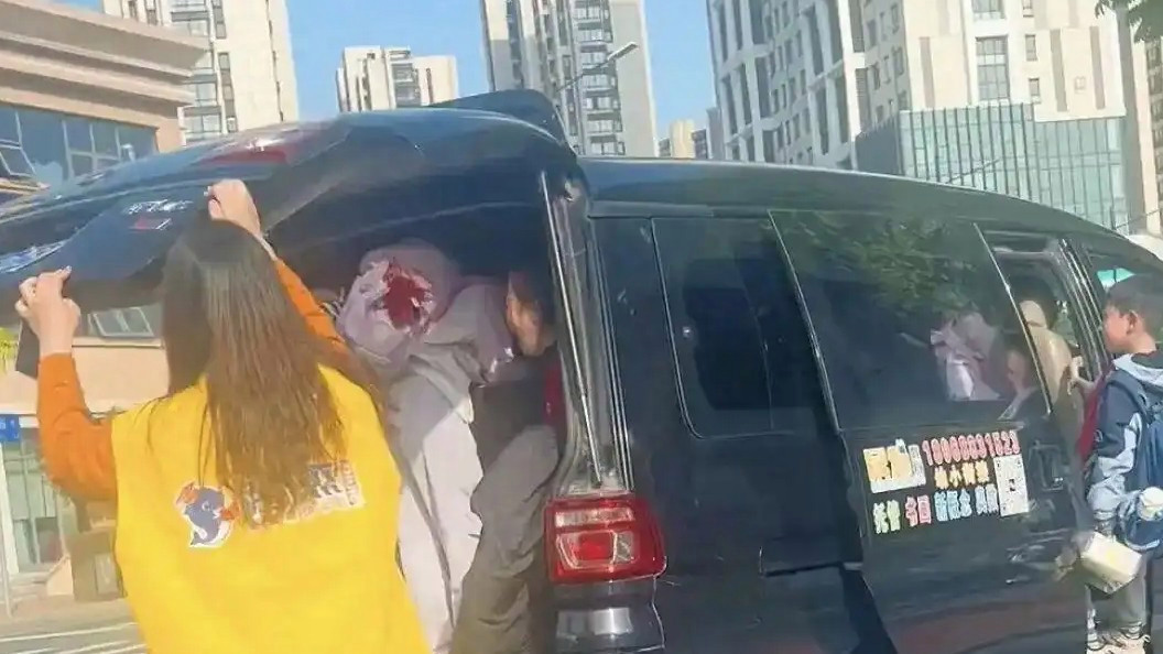 托管班面包车后备箱疑站俩孩子