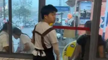  突降暴雨老板邀游客进店避雨