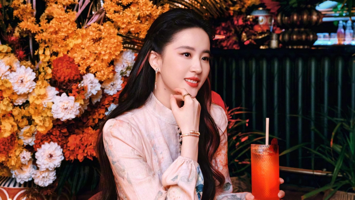 刘亦菲深夜聚餐后现身医院
