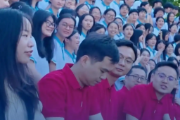   全年级呐喊欢迎骨折同学入镜毕业合影 缩略图