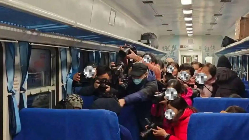 官方通报“彝族老人被围堵拍摄”