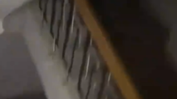 女子遇反向折叠楼梯吓出一身冷汗