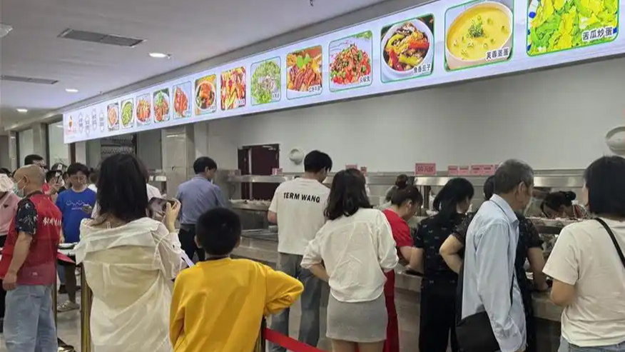 游客在榮昌政府食堂1天吃了千斤豬肉