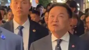  泰总理夜游成都边走边吃冰淇淋