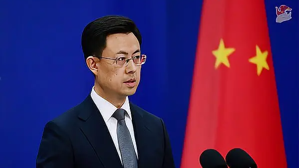 小狗未拴绳被碾 主人失控捶打司机