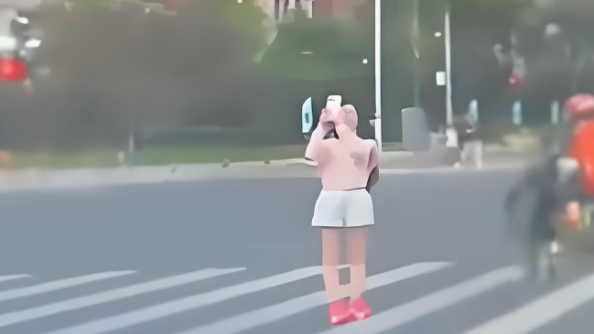  女子站斑马线拍晚霞下一秒被车刮倒
