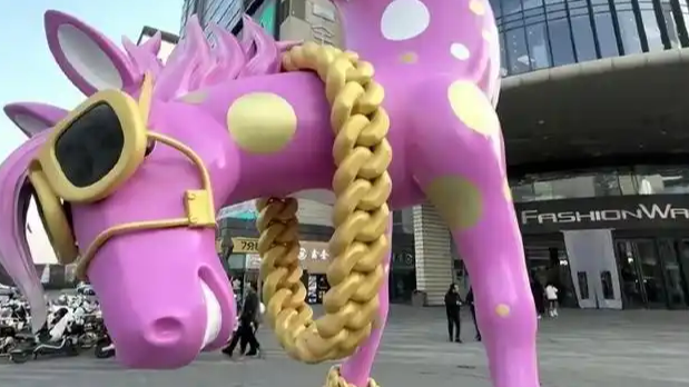 太原一商场马年雕塑被连夜拆除