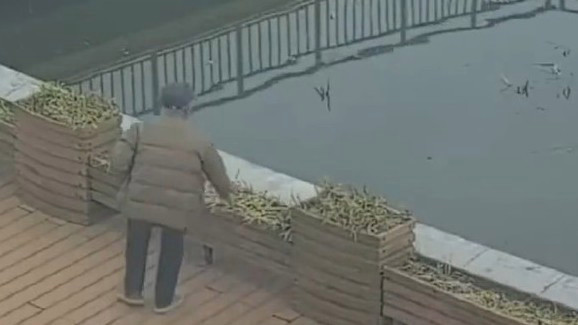 73岁大爷跳进冷水中救人