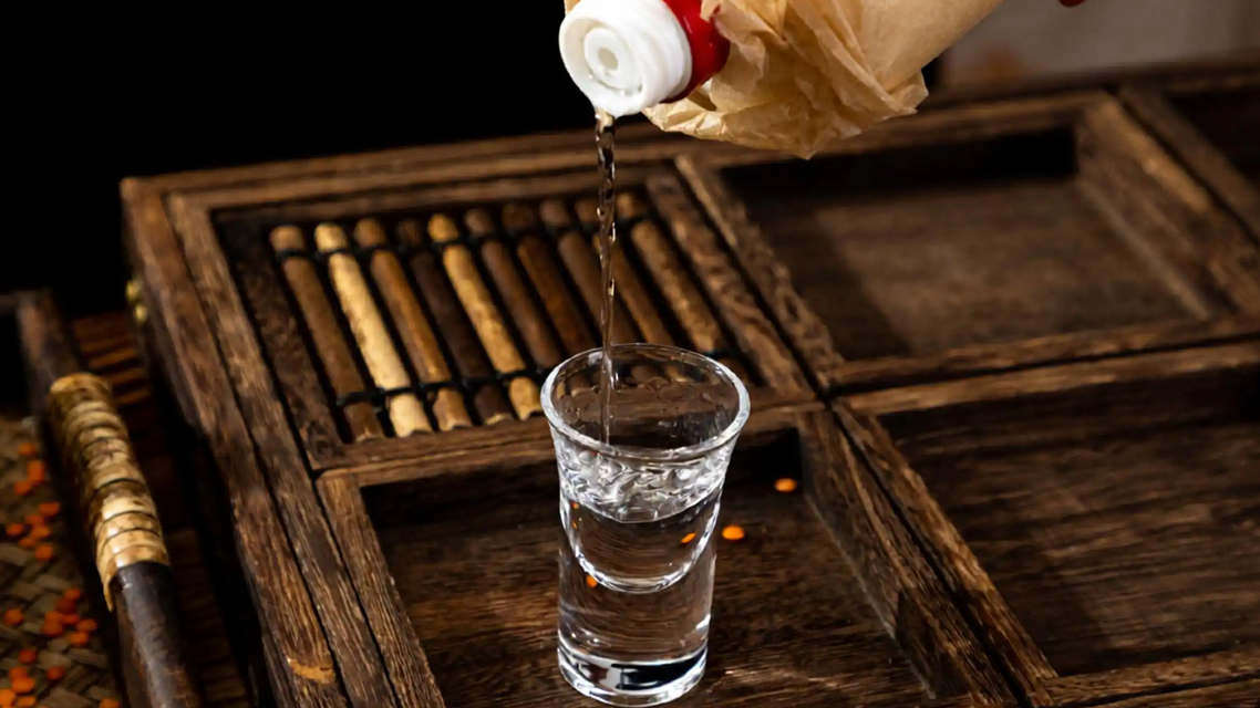 尝试所有转型后 白酒还是绷不住了