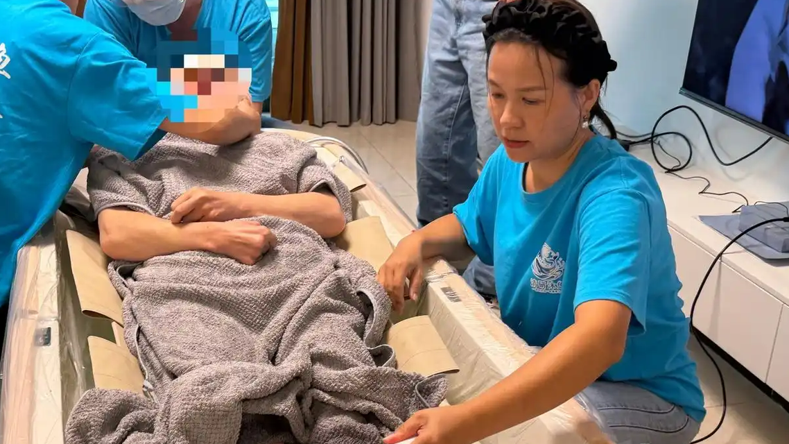 女子做失能老人上门助浴师月入两三万