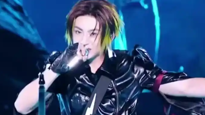 工人为追星女儿拍海报 收获明星合影