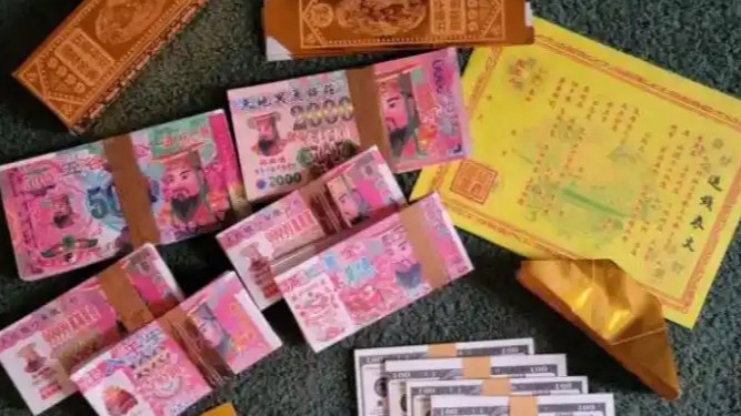  中国冥币在海外杀疯老外烧个不停