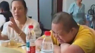 唐氏患者在爷爷葬礼上崩溃大哭