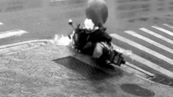 疯牛满街乱跑撞人 公安局回应