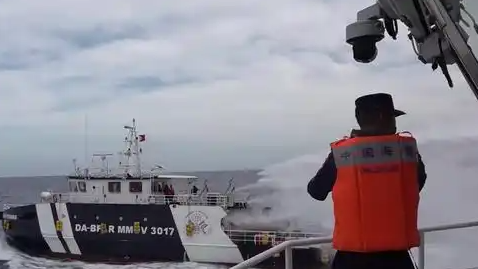 中方霸气英文喊话 菲公务船掉头逃窜