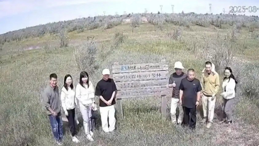 海警拖离菲侵权船只 对方掏出枪