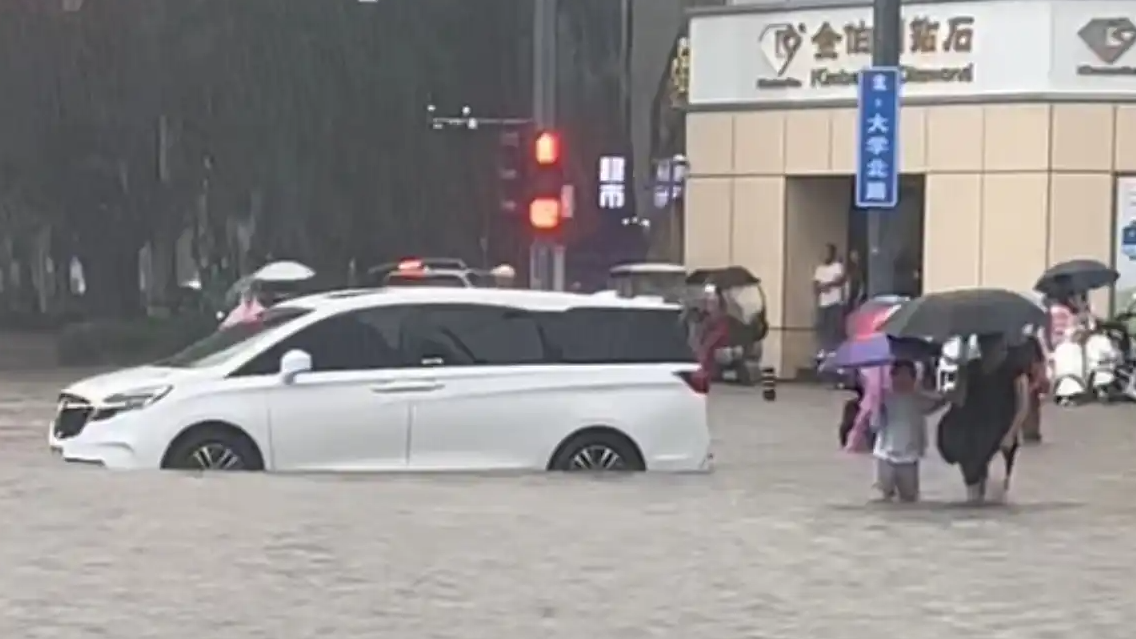 中国代表敦促政治解决乌克兰危机