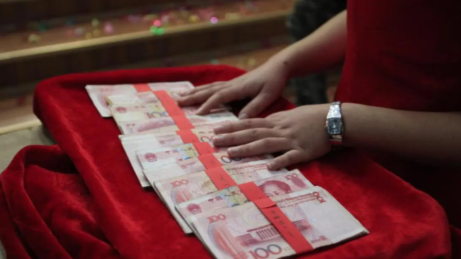 新娘回应父亲婚礼上退还18.8万彩礼