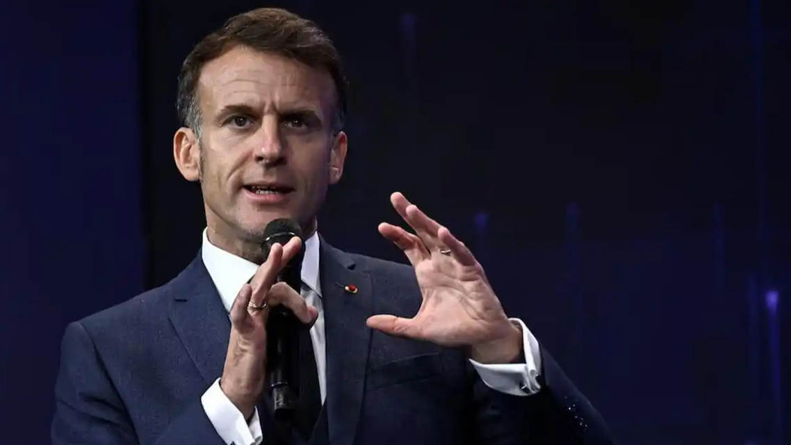 马克龙与王楚钦孙颖莎打乒乓球