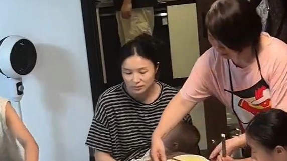 婆婆下意识挪开儿媳面前的剩菜