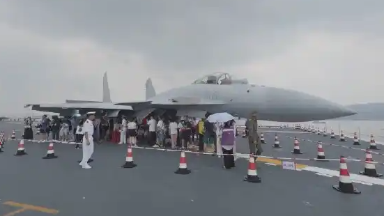  山东舰上歼15T为香港观众遮风挡雨