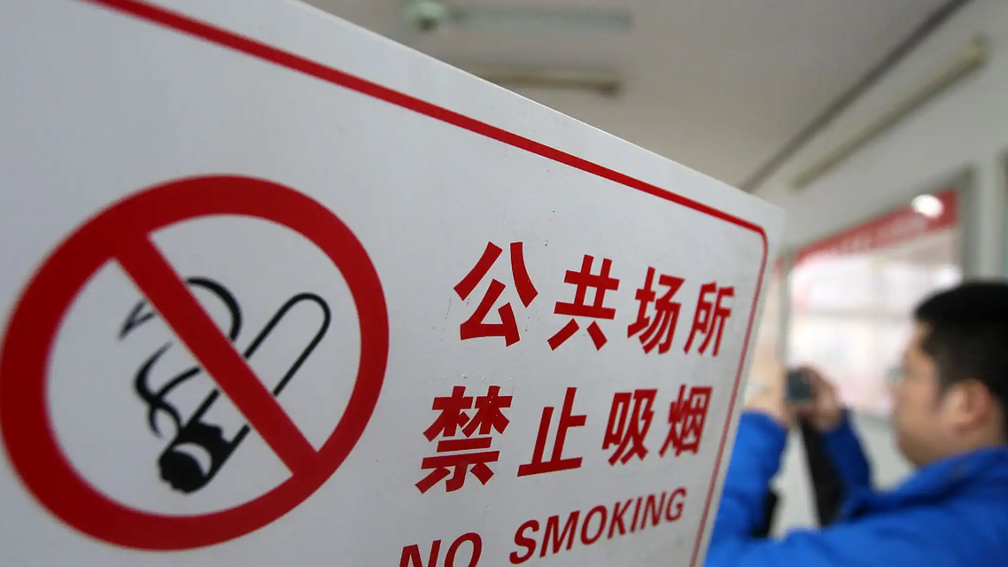 警方通报奔驰女司机逼停摩托车