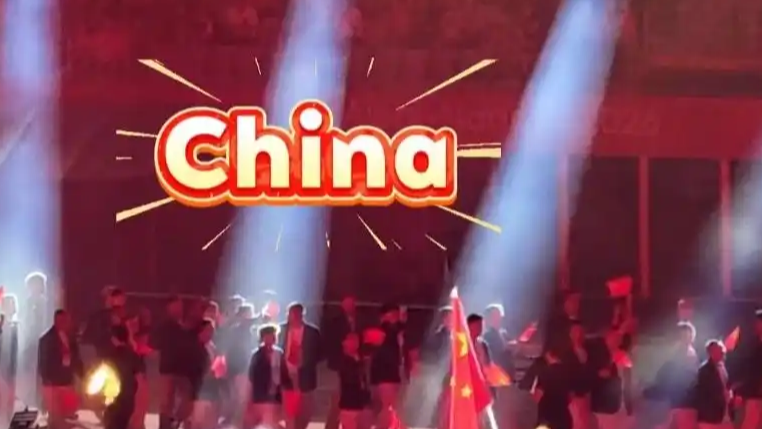 中国体育代表团入场观众哇声一片