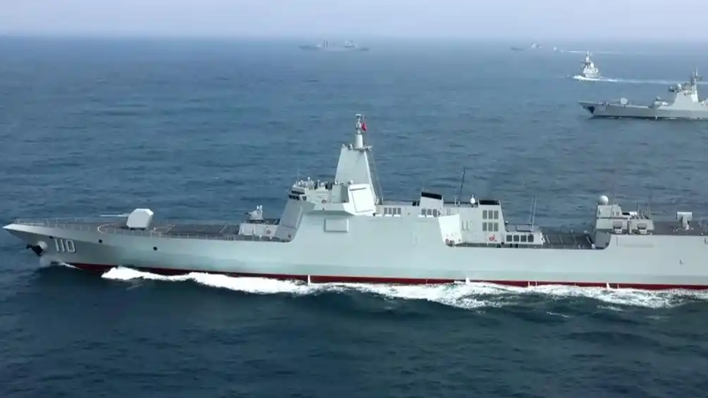 109、110两艘“万吨大驱”亮相