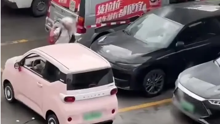 男子等充电位无果后破防砸车