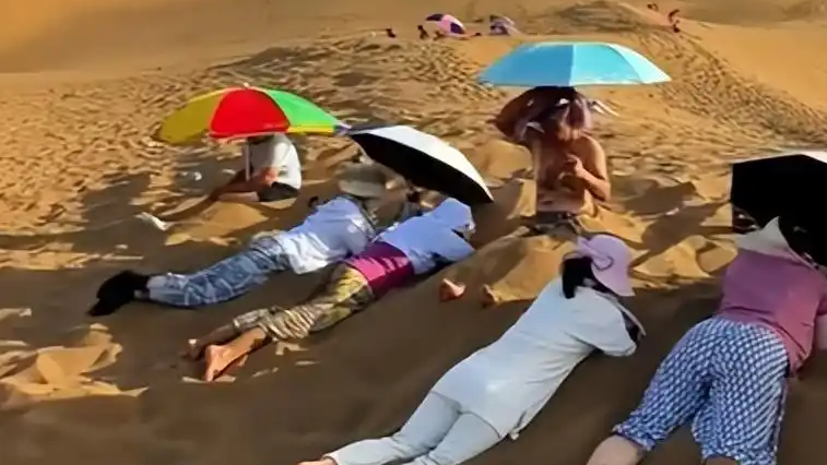 新疆火焰山“沙疗”又火了