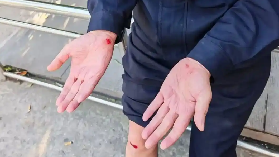  民警喊“快帮忙” 整座桥的人都来了