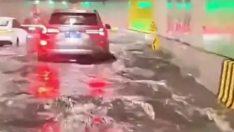  上海北横通道出现积水系旧视频