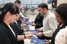   海南封关 第一批外国人领取就业许可 缩略图