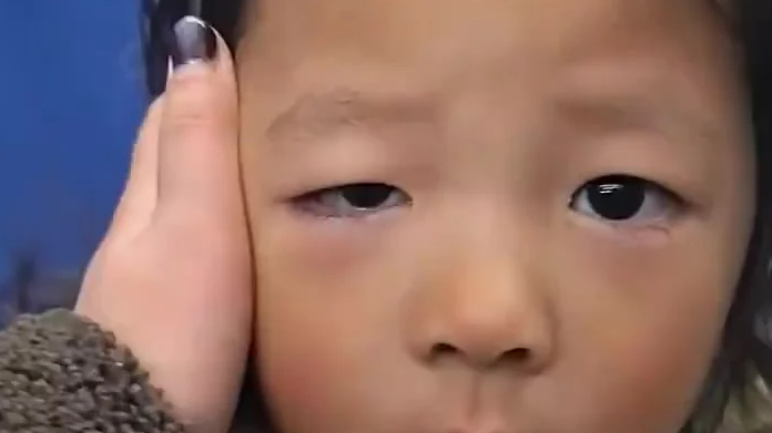 3岁女儿安静地望着穿军装的爸爸