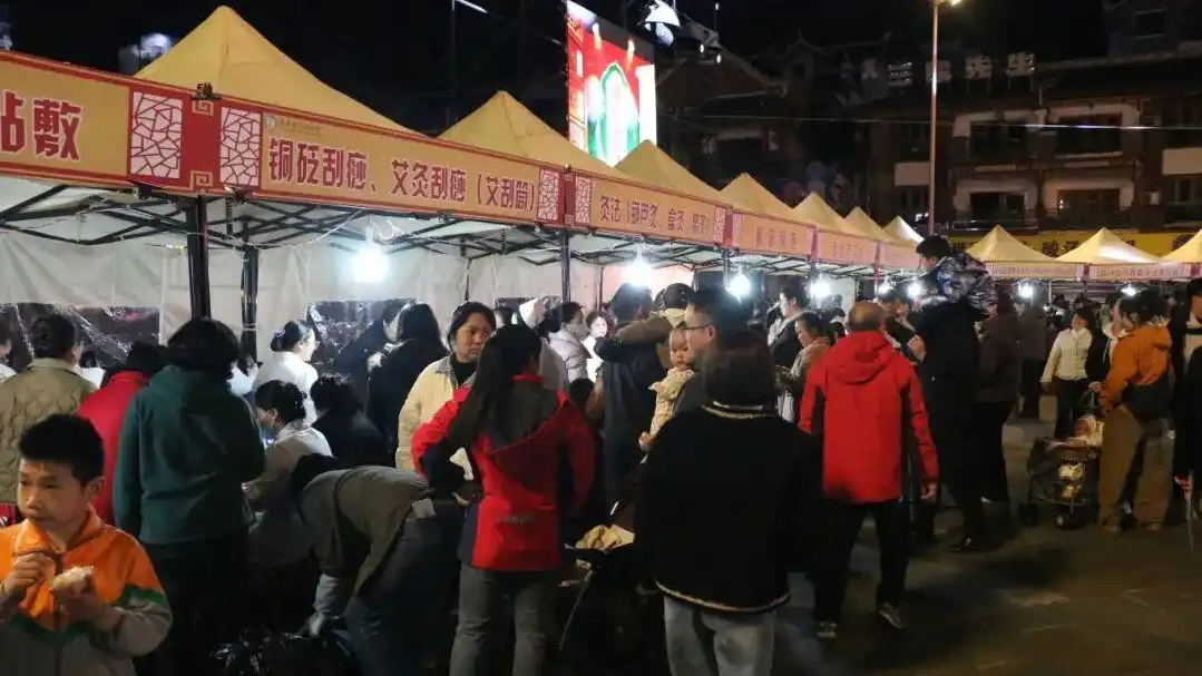  中医夜市神秘东方手法吸引外国游客