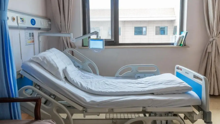 女子做牵引双腿被吊超1小时无人管