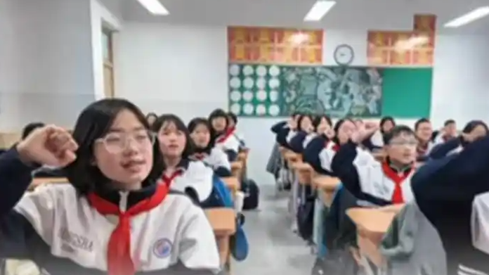 老师带全班宣誓：寒假回家 不气爸妈