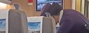 乘客高铁上得知母亲去世 列车员安抚