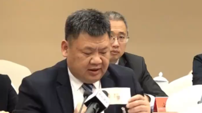  这位人大代表为啥举起了20元人民币